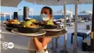  ??  ?? Una camarera, este verano, en una terraza de la playa de Palma de Mallorca.