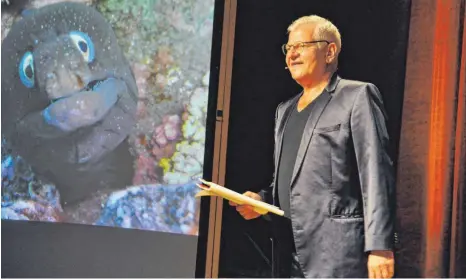  ?? FOTO: FRANZ LIESCH ?? Immer dabei beim kabarettis­tischen Vortrag von Werner Koczwara: Das Bild einer Muräne, die mal erstaunt zu glotzen, mal über die Komik der menschlich­en Justiz zu lächeln scheint.