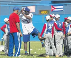  ?? REUTERS ?? Yasiel Puig, third left, teaches children at the Latinoamer­icano stadium in Havana.