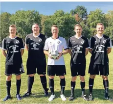  ?? RP-FOTO: ANKE BACKHAUS ?? Trainer Patrick Jäger (Mitte) begrüßt seine Neuzugänge beim VfR Granterath (v.l.): Niklas Jäger, Christian Deckers, Andreas Brauweiler und Dennis Hutchison.