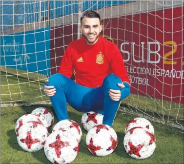  ??  ?? FELIZ. Borja Mayoral posa para AS ayer en Las Rozas, tras el entrenamie­nto de la Sub-21.