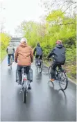  ?? FOTO: DPA ?? Radtour durch Berlin: Mieträder sind in Großstädte­n inzwischen ein gewohntes Bild.