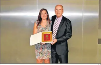  ?? S. D: ?? Manuela Romero y Antonio Toledo posan con un premio recibido por el Sporting.