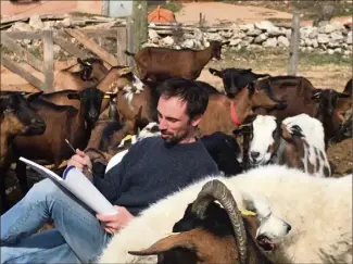  ?? (Photo DR) ?? Michaël Crosa a débuté sa résidence au hameau de Bonas à Bauduen, au milieu des chèvres.