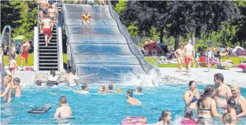  ?? FOTO: SIMON SCHNEIDER ?? 73 000 Menschen strömten in diesem Jahr schon ins Tuttlinger Freibad.