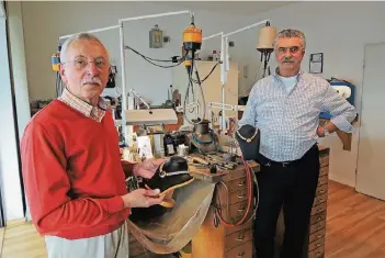  ?? RP-FOTO: CHRISTIAN ALBUSTIN ?? Wolfgang Albrecht (l.) und Norbert Kleinhans präsentier­en zwei handgefert­igte Einzelstüc­ke. In der offenen Werkstatt können Kunden den beiden Goldschmie­den bei der Arbeit zusehen.