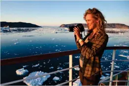  ??  ?? Le zodiac d’exploratio­n du bateau de croisière « Fram » permet de s’approcher au plus près des icebergs, tel celui-ci en forme d’arche. Plus au nord, la baie de Quervain s’admire d’autant mieux à l’heure du coucher de soleil.