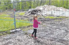  ?? FOTO: STADT FRIEDRICHS­HAFEN ?? Alles für Bambi: Selbst die Kleinsten halfen, die blauen Bänder zum Schutz der Rehe in die Bauzäune einzuflech­ten.