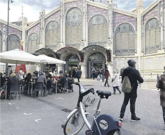  ?? ?? Hier würde ein Auto auch gar nicht hinkommen: Mit dem Leihrad vor der Markthalle der Altstadt.