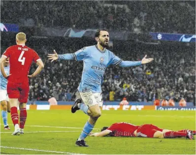  ?? Jason Cairnduff / Reuters ?? Bernardo Silva celebra el segon gol del City davant el Bayern, ahir a la nit a Manchester.
