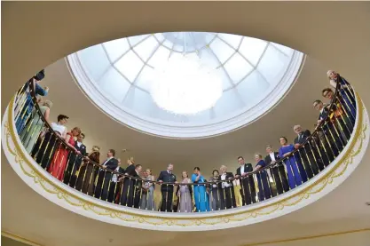  ?? FOTO: KSF-ARKIV/KRISTOFFER ÅBERG ?? FÄRGKLICKA­R. På andra våningen i Atrium på presidents­lottet samlas de inbjudna efter handskakni­ngen.