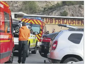  ?? (Photo Philippe Arnassan) ?? D’importants moyens avaient été déployés, samedi, pour tenter de sauver le jeune Raphaëlois grièvement blessé par un tir accidentel.