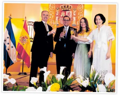  ??  ?? BRINDIS. Guillermo Kirkpatric­k, Lisandro y Pamela Rosales y Naomi Ohki