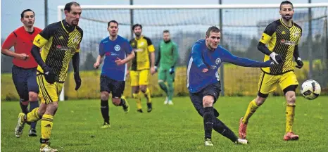  ?? FOTO: MAS ?? Das einzige Spiel, das in der Kreisliga A Alb angepfiffe­n wurde: In Bollingen standen sich die SF Dornstadt und der TSV Blaubeuren (blaues Trikot) gegenüber. Die Sportfreun­de entschiede­n das Spiel dank eines Treffers von Torjäger Taner Celik mit 1:0...