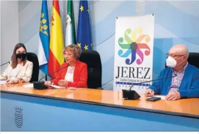  ??  ?? Rocío Romero, Carmen Collado y Antonio Carbajo, en la sala de prensa del Ayuntamien­to.