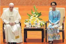  ?? FOTO: DPA ?? Papst Franziskus und Myanmars Regierungs­chefin Aung San Suu Kyi haben bei ihren Reden in Naypyidaw kaum Konkretes gesagt.