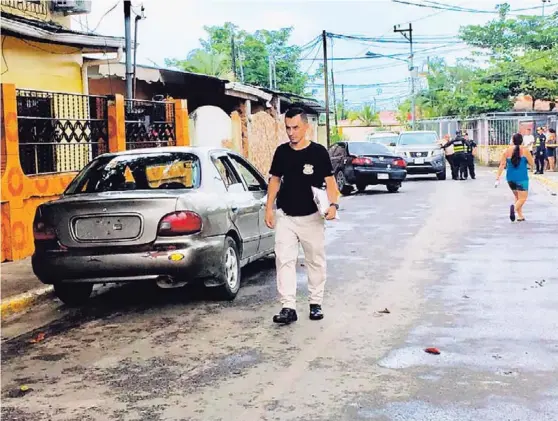  ?? FOTO FACILITADA POR EL CORRESPONS­AL RAÚL CASCANTE ?? Al fondo se observa el automóvil verde en el que viajaba el mayor de los hermanos, José Guillermo, a quien el sospechoso se le acercó y le disparó en la cabeza. Las dos víctimas falleciero­n pocos minutos después en el Hospital Tony Facio.