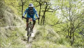  ??  ?? Battu sur la ère manche , le tenant du titre de l’Urge  Enduro Tour, Florian Nicolaï, retrouve son rang en s’imposant sur l’Enduro Mondraker du Loup du Bois Noir. (Photos G. Germain)