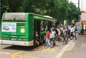  ??  ?? Un gruppo di migranti del centro di accoglienz­a milanese di via Corelli raggiunge il centro della città in bus.