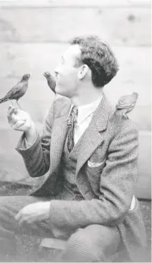  ?? VANCOUVER ARCHIVES ?? Legendary Vancouver Sun writer Bob Bouchette feeds robins at Charles E. Jones’ Bird Paradise in 1934.