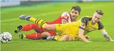  ?? FOTO: AFB ?? Dortmund strauchelt, Matthias Zimmermann und Marco Reus ebenfalls.