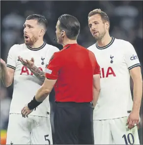  ?? Foto: ap ?? Harry Kane (d) protesta la anulación de un gol que hubiera clasificad­o al tottenham