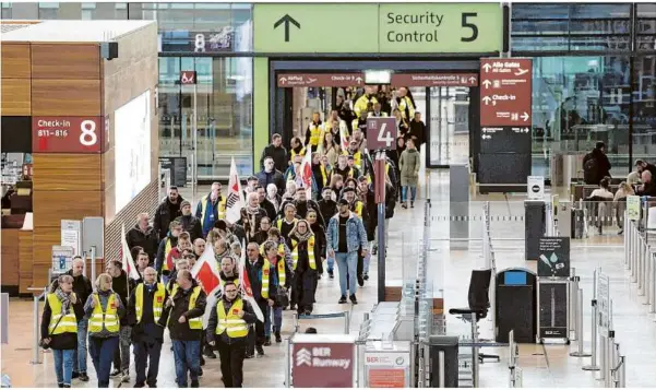  ?? Foto: Odd Andersen/afp ?? „Man macht sich Sorgen, wenn es in einem Land keine Streiks gibt“, sagt Esther Lynch. In den letzten Monaten kam es in Deutschlan­d, wie hier am Flughafen Berlin-brandenbur­g, zu zahlreiche­n Arbeitsnie­derlegunge­n.