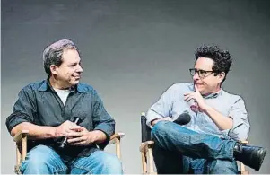  ?? ?? El cineasta J.J. Abrams (derecha) y el novelista Doug Dorst