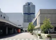  ?? ?? BMW's fabrik i München ligger i skyggen af de ikoniske cylinderfo­rmede kontortårn­e.