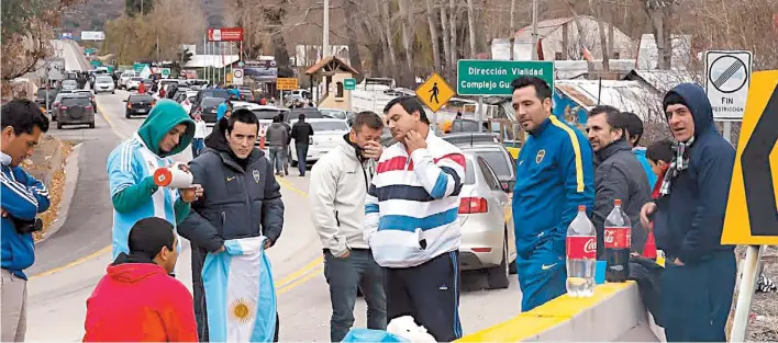  ?? AGENCIA MENDOZA ?? Resignados.
Hinchas argentinos varados en la ciudad chilena de Guardia Vieja, a la espera de que abran el paso fronterizo Los Libertador­es, cerrado desde el domingo.