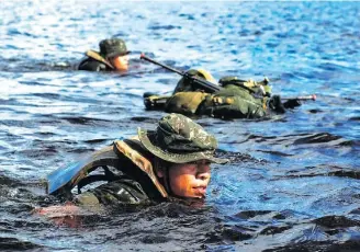  ?? AGLIBERTO LIMA/ESTADÃO ?? Sobreviven­te.
Soldado participa de exercício na selva; militares não reconhecem racismo