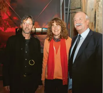  ?? Foto: Jim Benninger ?? Sehen auf diesem Bild alle zufrieden aus? Stefan Hölzl, Gisela Pösges und der damalige Oberbürger­meister Hermann Faul (von links) bei der „Langen Nacht des Rieskrater­museums“im Oktober 2012.