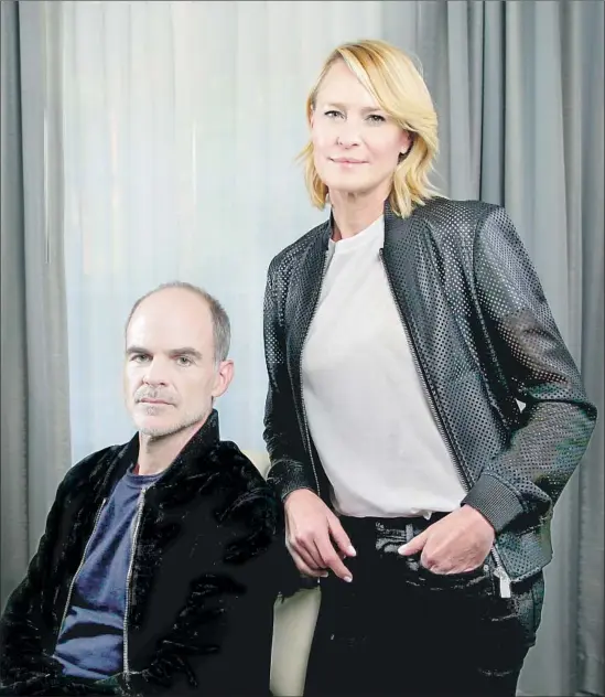  ?? Kirk McKoy Los Angeles Times ?? “WE HAD a lot of discussion­s, and I think collective­ly, just decided the right thing to do is finish” the show, says Robin Wright, with Michael Kelly, of “House of Cards.”