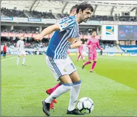  ?? FOTO: UNCITI ?? Xabi Prieto protege el esférico en el partido contra el Levante, el que se lesionó