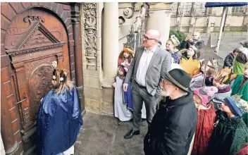  ?? FOTO: UWE KÖPPEN ?? Die Sternsinge­r besuchen in Duisburg nicht nur Privathaus­halte, sondern auch stets das Rathaus. Bei der jüngsten Aktion wurde so viel gesammelt wie nie zuvor.