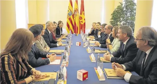  ?? CHUS MARCHADOR ?? Lambán, con varios consejeros del Gobierno de Aragón, y Azcón, con los concejales, en la reunión en la sala de columnas del Pignatelli.