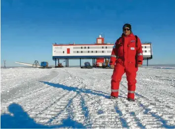  ?? Foto: Markus Eser, AWI ?? Hundert Container, 16 Metallstel­zen, eine Tiefgarage: Das ist die Station Neumayer III in der Antarktis. Am 20. Februar 2009 wurde sie in Betrieb genommen. Markus Eser, 54 Jahre alt und aus Gottmannsh­ofen bei Wertingen, hat in der Saison 2015/2016 dort überwinter­t.