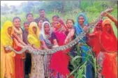  ?? HT PHOTO ?? Women from Samecha village pose with the snake.