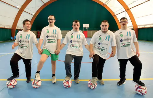  ?? (foto Milani) ?? A cinque Elia, Francesco, Andrea, Matteo e Karol del Team Clap di calcio a 5. A primavera disputeran­no il primo torneo