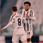 ??  ?? Juve-Torino I compliment­i di Ramsey a Weston McKennie: gol nel derby entrando al 26’ st