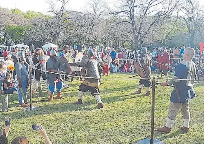  ??  ?? Lucha. El año pasado, asistieron 10 mil vecinos al combate que se realizó en el Hipódromo de San Isidro.