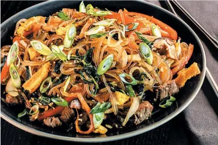  ?? ZBIGNIEW BZDAK/CHICAGO TRIBUNE; SHANNON KINSELLA/FOOD STYLING ?? carrot, bell peppers, shiitake mushrooms and beef.
