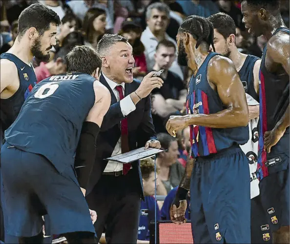  ?? FOTO: MANEL MONTILLA ?? Sarunas Jasikevici­us, entrenador del Barça, dando instruccio­nes a sus jugadores en un partido de la presente temporada