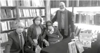  ??  ?? Mme Corinne Chevallier(au centre) lors de sa vente-dédicace à la librairie du Tiers-Monde, à Alger