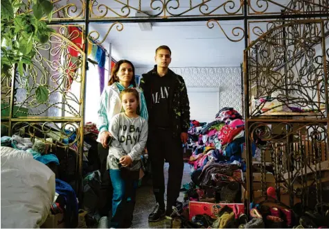  ?? Foto: Till Mayer ?? Natalya hat mit ihren Kindern Ronan, 15, und Ira, 7, in einem Internat Zuflucht gefunden. Sie musste vor den Kämpfen nahe Kiew fliehen.