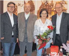  ?? FOTO: PRIVAT ?? SPD- Bundestags­abgeordnet­er Martin Rosemann ( von links), Edeltraud und Dieter Bandle und SPD- Ortsverein­svorsitzen­der Klaus Käppeler in der Versammlun­g.