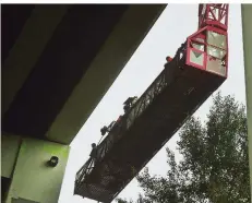  ?? FOTO: BECKER&BREDEL ?? Von dieser Baustellen­bühne aus überprüfen Arbeiter in luftiger Höhe die Brücke. Dabei lösen sich gelegentli­ch auch Betonbrock­en..