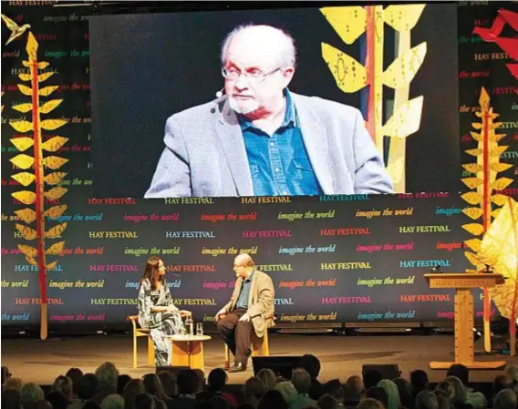  ??  ?? LA CONVERSAZI­ONE Salman Rushdie e Tishani Doshi allo Hay Literature Festival, in Galles