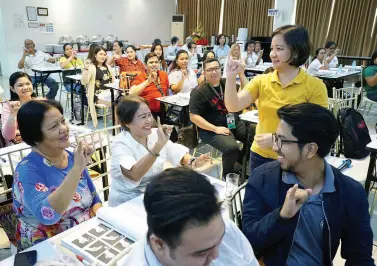  ??  ?? SIGN LANGUAGE TRAINING. Trainer Rizalen Balancio of the Department of Health in the National Capital Region (DOH-NCR) shows the different signs for the letters of the alphabet during the three-day Basic Filipino Sign Language (BFSL) training for health workers held in San Mateo, Rizal from July 3-5, 2019. The training aims to educate and train health workers to be able to properly communicat­e with people who have difficulty hearing or speaking. (PNA photo by Ben Briones)