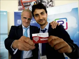  ?? (Photo Jean-François Ottonello ?? Christophe Lambert avec son associé et créateur de ce passeport santé, le Dr Adnan El Bakri.